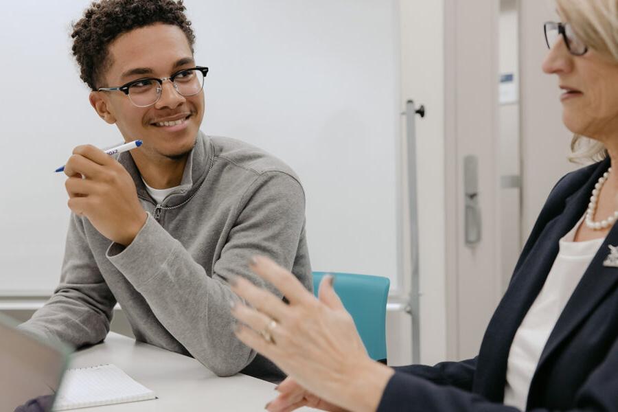 数学ematics student engages in classroom discussion.